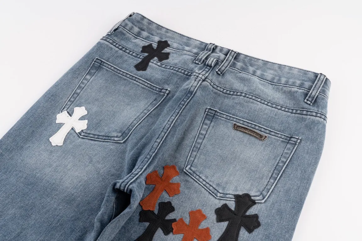 P250 Chrome Hearts Chrome Hearts city-limited flame black, red and white leather jeans need to be washed after the finished product is disassembled and hand-made with sheepskin cross leather and then spliced ​​together to complete. The whole piece has too many craftsmanship to explain. The cabinet price is 16W+, the patchwork is decorated with cross flowers, and the high-waisted washed jeans! ! Absolutely high-end luxury products, 8W+ level god-level single products, super popular products, made with top heavy industry, a magic weapon that cannot be missed. About Kroxin This is an extremely luxurious fashion brand, which can also be called the aristocrats of the high street. It has always been an exclusive brand for some hipsters or the rich second generation. Compared with ordinary high streets, it is more luxurious and noble. Compared with luxury brands, it has a more fashionable personality and has always been a brand that I have a special liking for. Style number: 1849 Color: blue Size: 28 30 32 34 36 28 Waist 86 Hips 100 Length 102 30 Waist 90 Hips 104 Length 104 32 Waist 94 Hips 108 Length 106 34 Waist 98 Hips 112 Length 110 36 Waist 102 Hips 116 Pants length 112